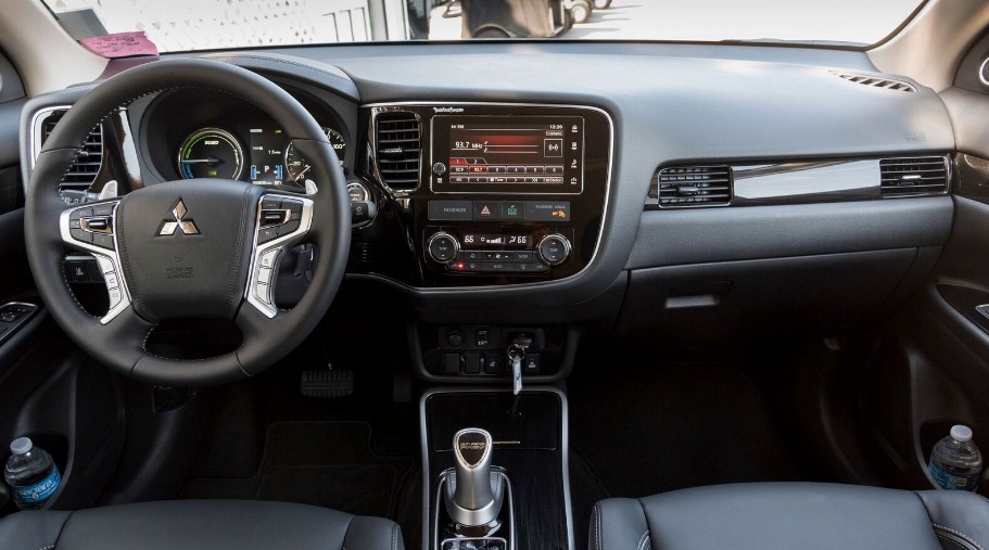 2019 Mitsubishi Outlander interior