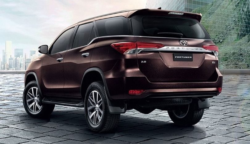 2018 Toyota Fortuner rear view 1 810x466